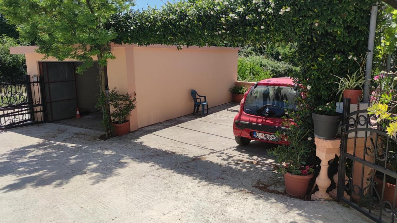 Guest'S House "Lindi&Roni" Apartment Улцин Екстериор снимка