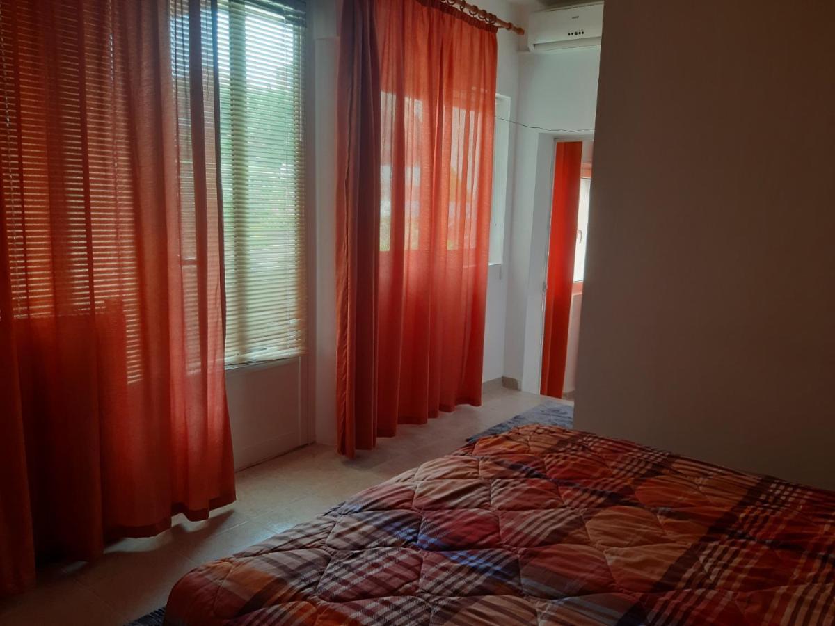 Guest'S House "Lindi&Roni" Apartment Улцин Екстериор снимка